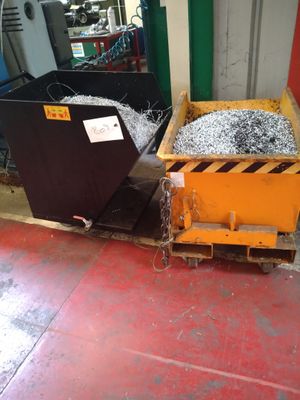 deux poubelles posées l'une à côté de l'autre sur le sol