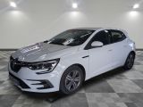 la voiture blanche est garée sur un carrelage à carreaux