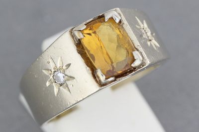 Bague en or (9k) ornée d’une citrine épaulée de deux diamants en serti - Photo 1