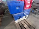 deux boîtes bleues et une boîte rouge empilées les unes sur les autres