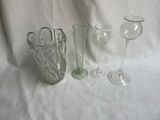 trois verres à vin et un verre à vin posés sur une table