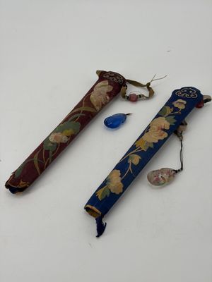deux objets posés sur une surface blanche