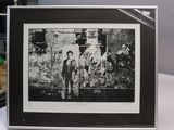 une image représentant une photo en noir et blanc d'un homme et d'une femme