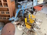 a picture of a machine that is sitting in a garage