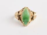 Gros plan sur une bague contenant une pierre verte