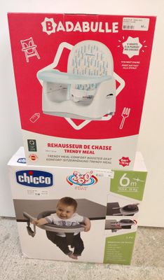 une boîte posée par terre, avec un bébé à l'intérieur