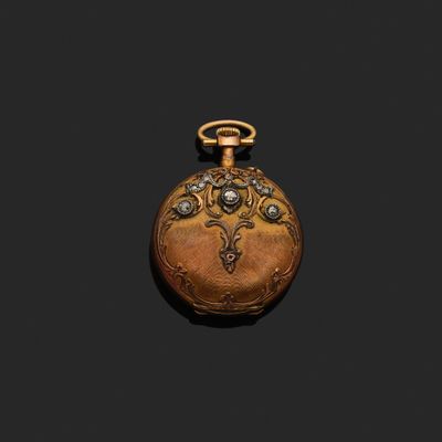une montre de poche ancienne avec un boîtier et une chaîne en or