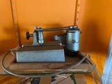une petite machine posée sur une table