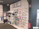 un magasin avec beaucoup d'articles sur les étagères