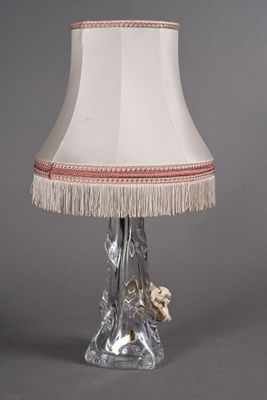 une image d'une lampe de table avec un abat-jour blanc