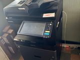 une imprimante posée sur une autre imprimante