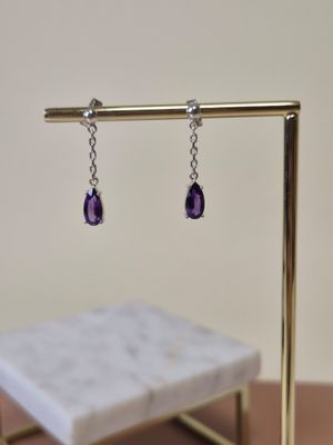 Les boucles d'oreilles Amethorate sont montées sur une monture plaquée or.