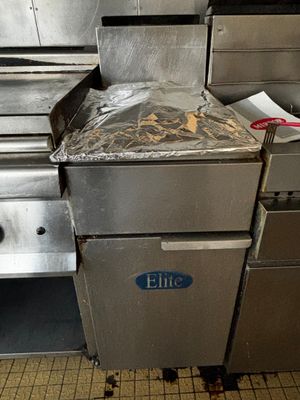 une image d'une cuisine commerciale avec beaucoup d'équipements