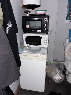 un micro-ondes et un four à micro-ondes dans une petite pièce