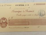 une vieille carte postale sur laquelle figure la photo d'une femme