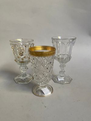 trois verres posés sur une surface blanche