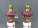 une paire de vases rouges et blancs, ornés d'une bordure dorée et d'une couronne sur le dessus