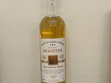une bouteille d'alcool posée sur un comptoir à côté d'une bouteille de vin