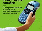 une personne tenant un téléphone portable à la main