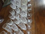 de nombreux verres à vin vides alignés sur une table en bois