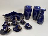 beaucoup de vases et d'assiettes bleus sur la table