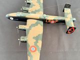 un avion jouet posé sur une table