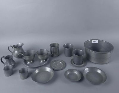 un assortiment d'articles en étain, comprenant notamment des tasses, des soucoupes et des soucoupes