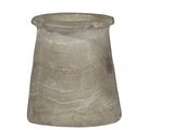 une image représentant un vase en pierre sur fond blanc