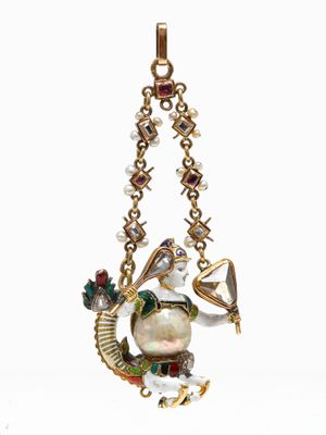 Gros plan sur un collier orné d'un oiseau