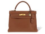 un sac à main en cuir marron sur fond blanc