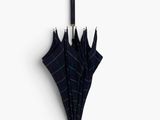 un parapluie noir accroché au mur