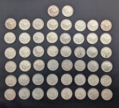 une collection de pièces d'argent sur un fond noir