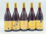 six bouteilles de vin sont alignées dans une rangée