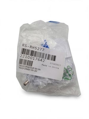 un sachet de vis sur fond blanc