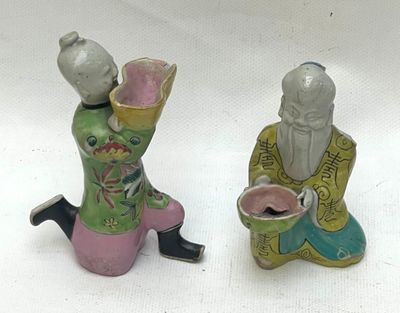 deux figurines assises l'une à côté de l'autre