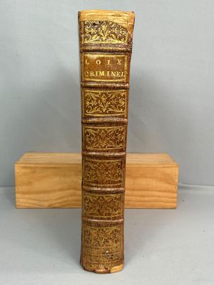 un livre posé sur un support en bois