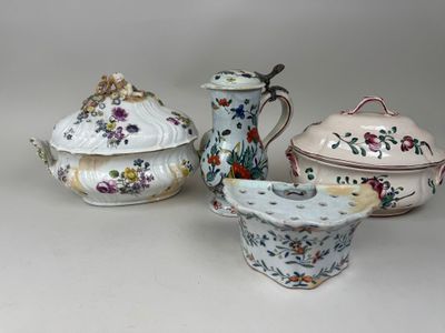 plusieurs types différents d'assiettes et de bols en porcelaine posés sur un fond blanc