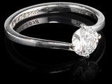 gros plan d'une bague en diamant sur une surface noire