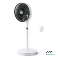 un ventilateur posé sur un support, avec une balle de tennis devant lui