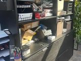 un bureau sur lequel se trouvent une pile de papiers, dans une pièce