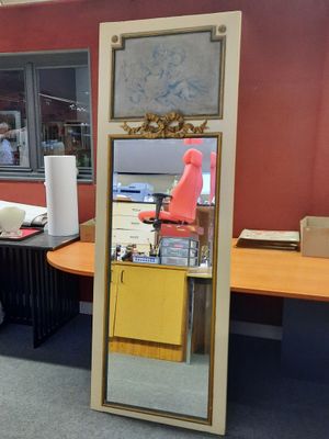un miroir posé sur une table dans une pièce