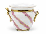 un vase blanc orné d'un motif rose et doré