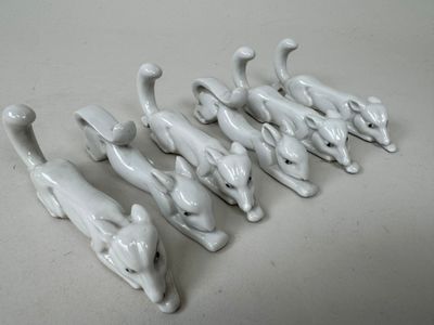 un ensemble d'animaux en céramique posés sur une table