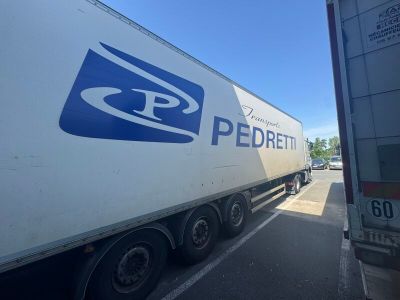 un camion garé sur le côté de la route
