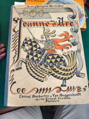 une personne tenant un livre sur lequel figure l'image d'un chevalier