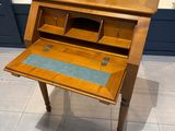 un bureau en bois avec un tiroir en dessous