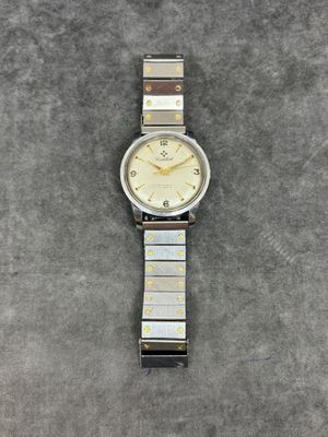 gros plan d'une montre sur une table à fond gris
