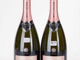 deux bouteilles de champagne Bollinger sur fond blanc