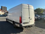 une camionnette blanche garée sur le parking