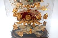 Globe de mariée en verre et socle en bois noirci retenant un… (photo 2)